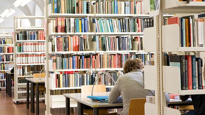 Blick in die Fachbereichsbibliothek Anglistik am Campus