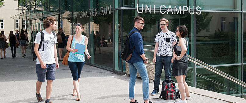 Studierende vor dem Hörsaalzentrum am Campus